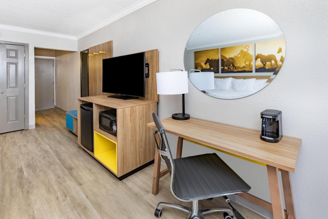 Days Inn By Wyndham Del Rio Bagian luar foto