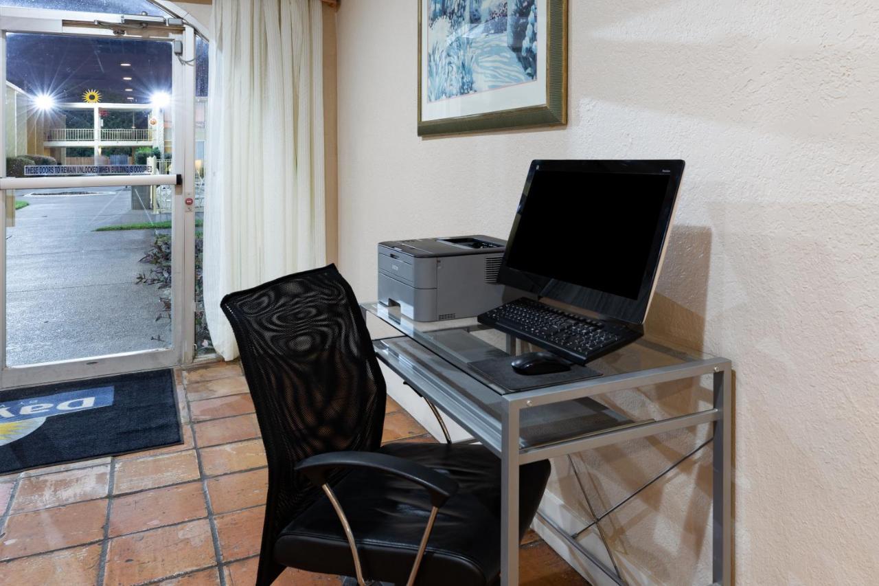 Days Inn By Wyndham Del Rio Bagian luar foto