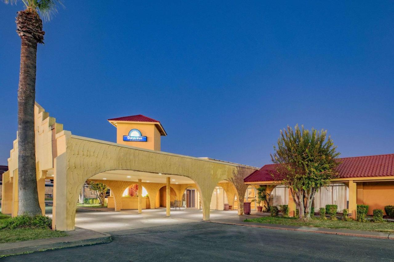 Days Inn By Wyndham Del Rio Bagian luar foto