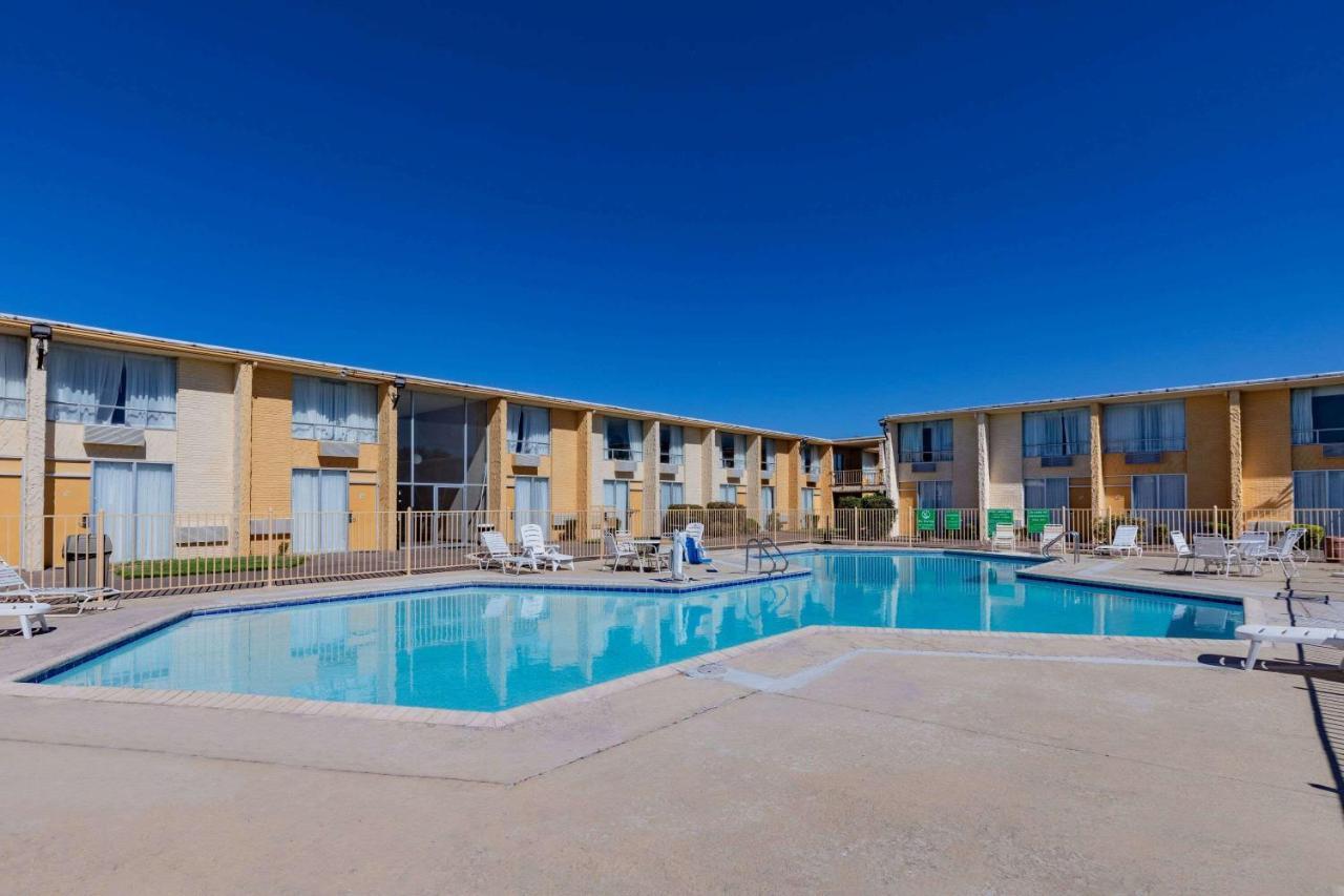 Days Inn By Wyndham Del Rio Bagian luar foto