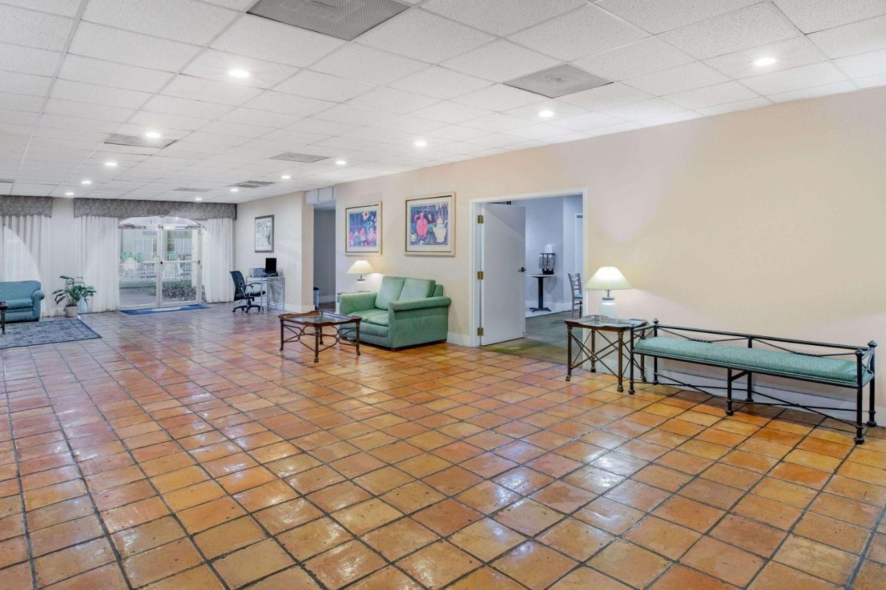 Days Inn By Wyndham Del Rio Bagian luar foto