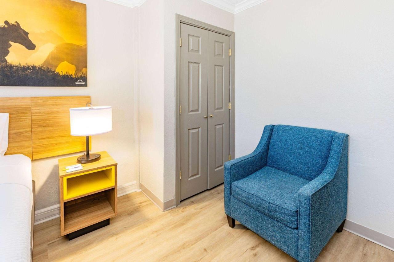 Days Inn By Wyndham Del Rio Bagian luar foto